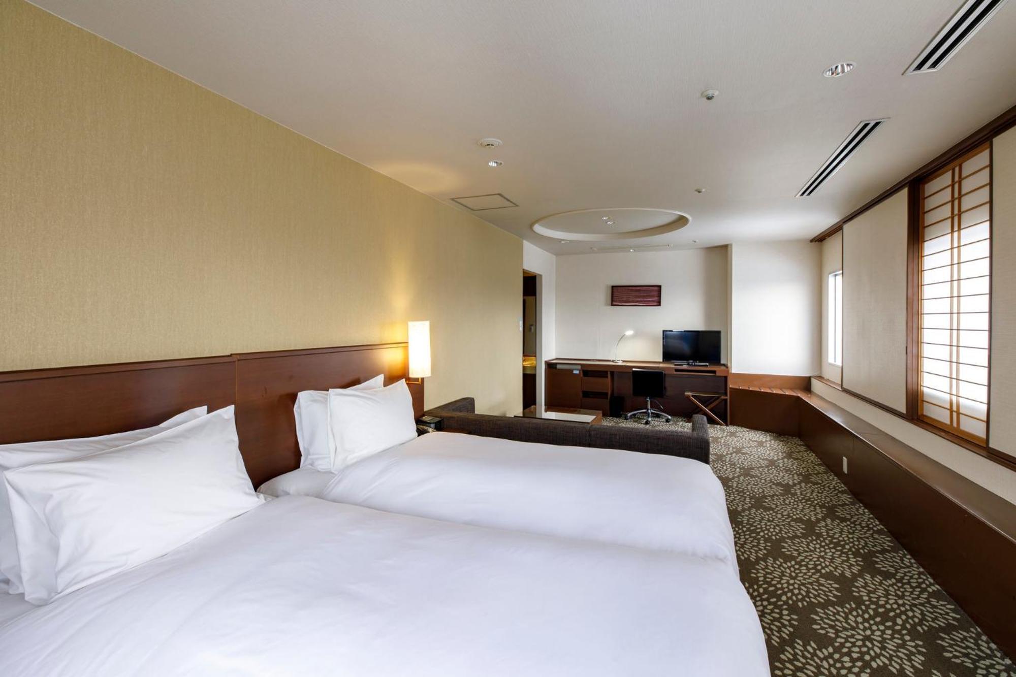 Hotel Ana Sky By Ihg 3*